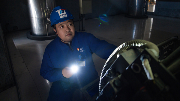 金振宇檢查汽輪機(jī)中壓主汽門。受訪者供圖