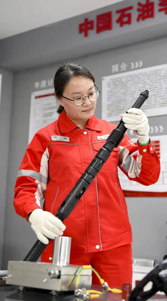 代娟在井站開展脫掛器現(xiàn)場試驗(yàn)。受訪者供圖