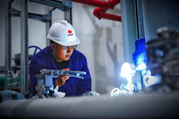 王宇在3號發(fā)電機(jī)組下機(jī)架觀察油冷卻器情況。張海軒攝