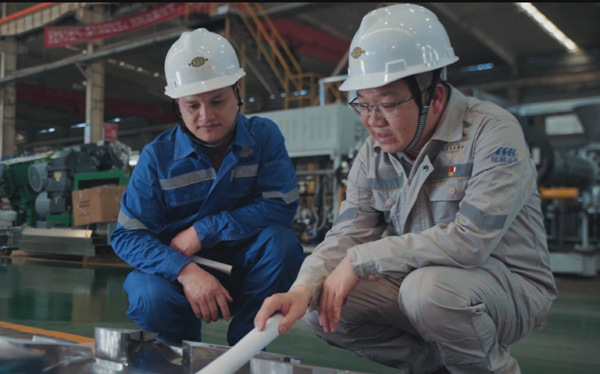 陳憶琳（右）與同事在工作中。受訪者供圖