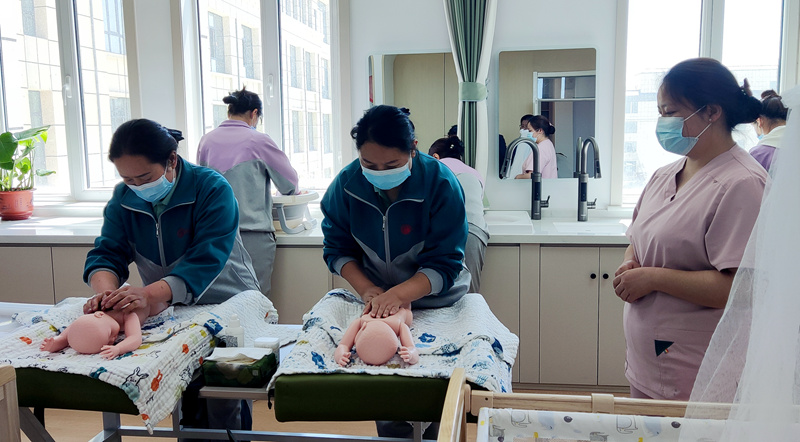 圖為大通回族土族自治縣護工產(chǎn)業(yè)發(fā)展基地內(nèi)正在對護工進行培訓。受訪方供圖