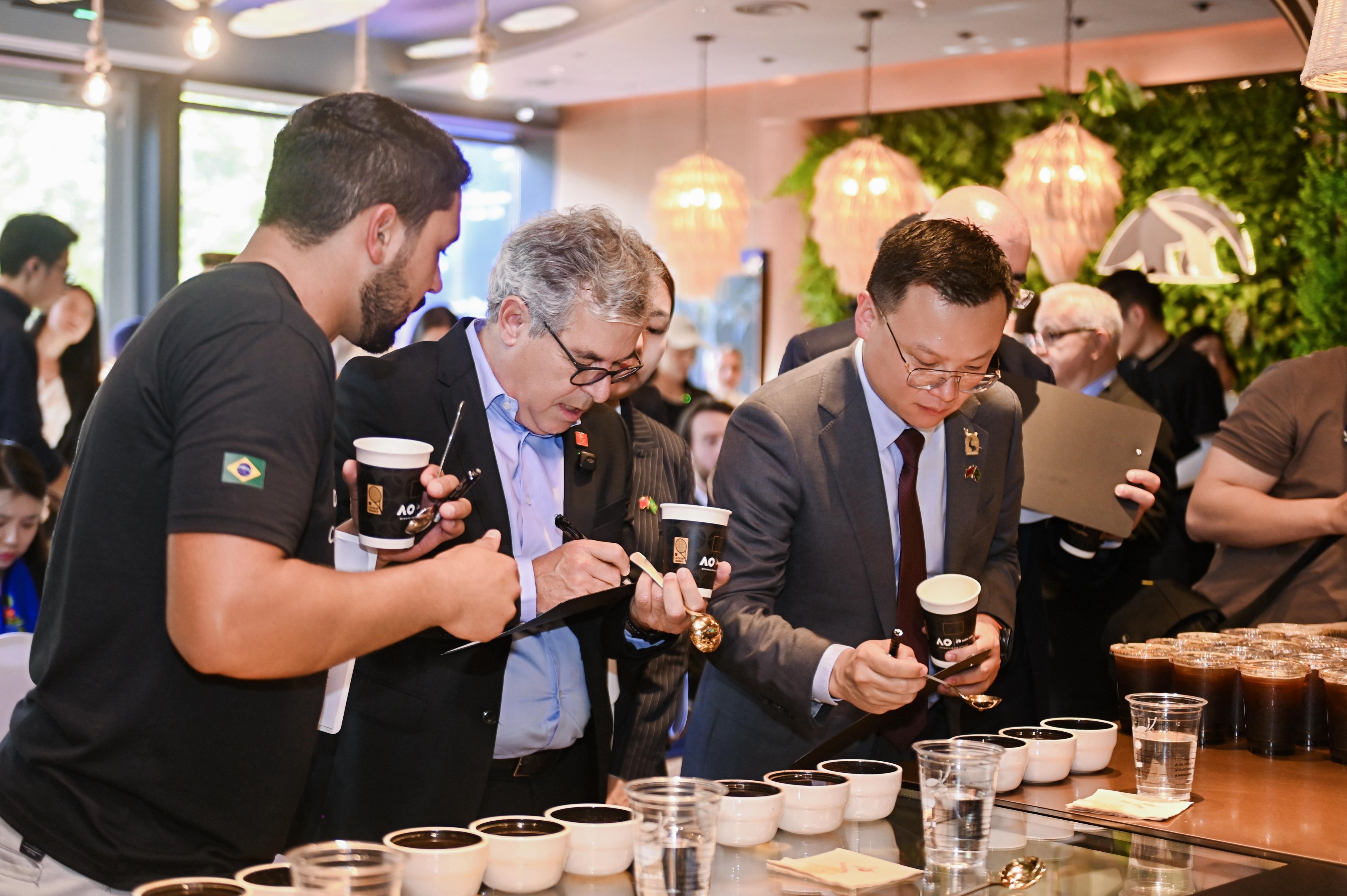 現(xiàn)場嘉賓體驗巴西咖啡。受訪對象供圖