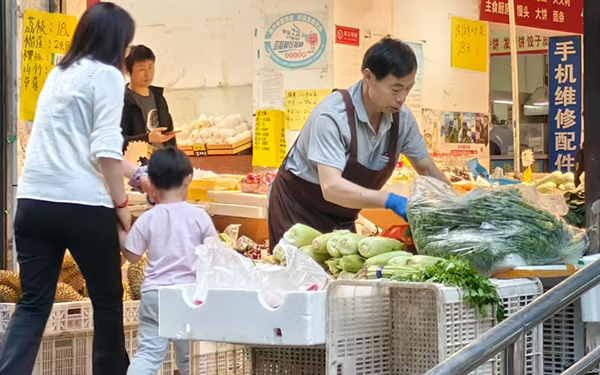 家門口的菜市場方便居民日常生活。人民網記者 喬業(yè)瓊攝