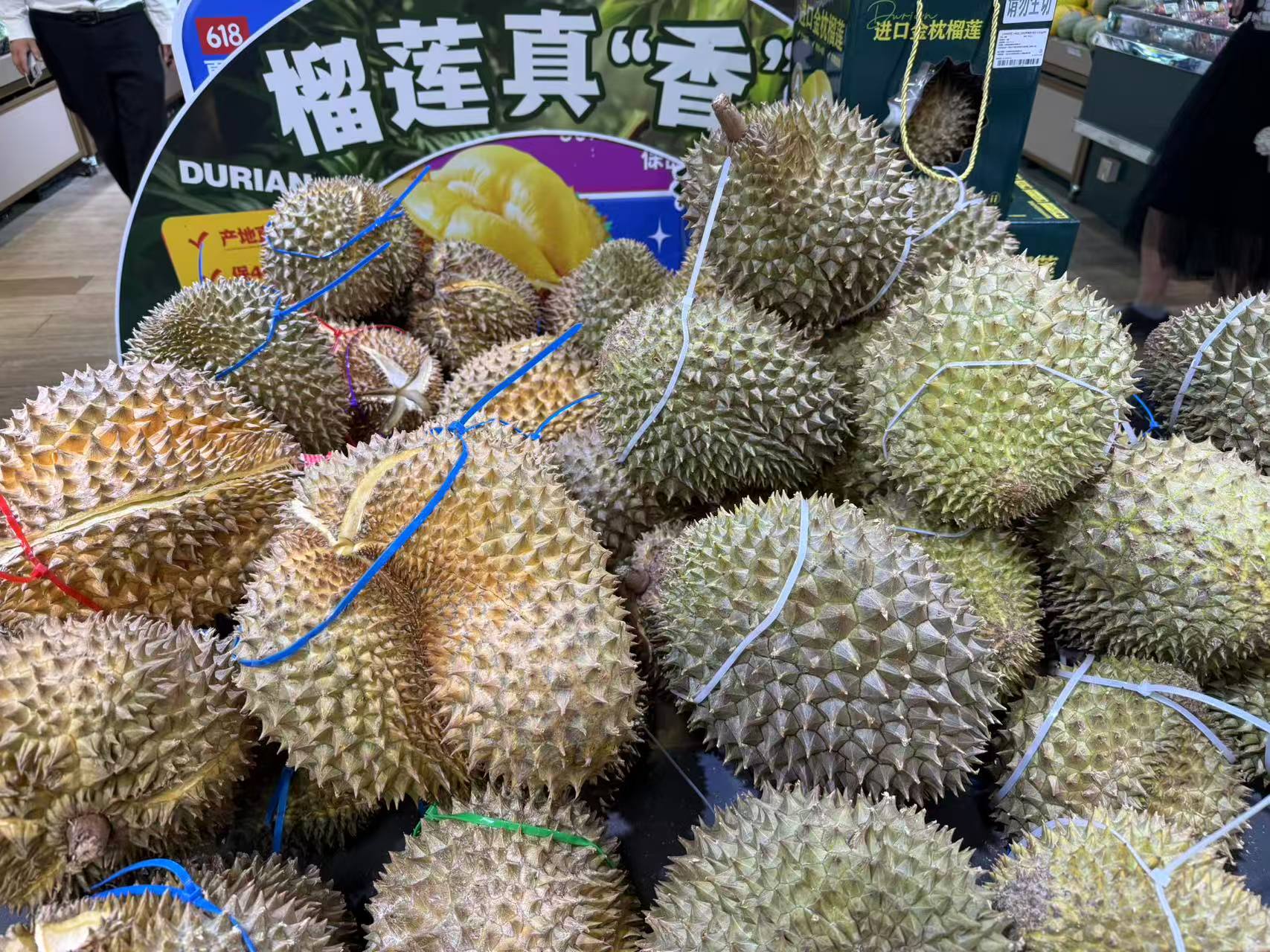 北京某連鎖超市內(nèi)售賣的榴蓮。人民網(wǎng)記者 羅知之?dāng)z