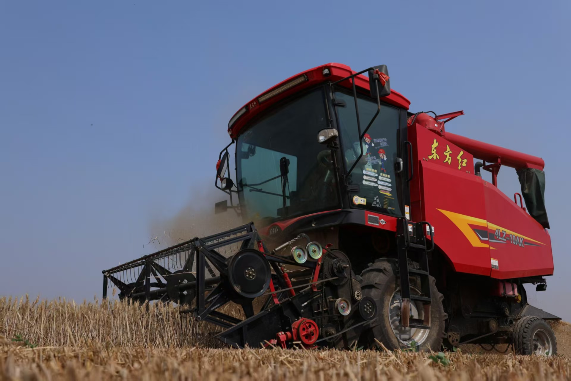 “智慧”農(nóng)機加速跑，繪就沃野“糧”辰美景。劉肖坤攝