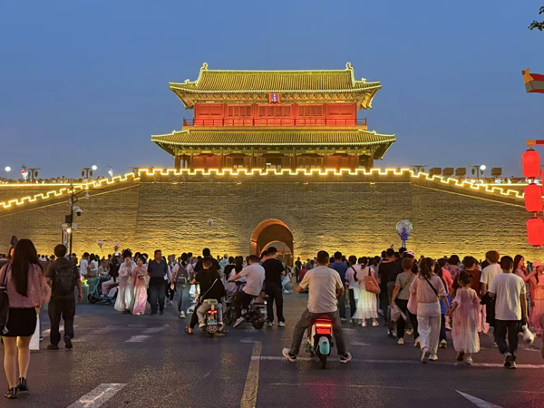 端午節(jié)假期，游客在河北正定古城游玩。人民網(wǎng)記者 杜燕飛攝