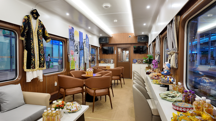 Y458次“錦繡山河·岷江號”普惠型旅游列車。