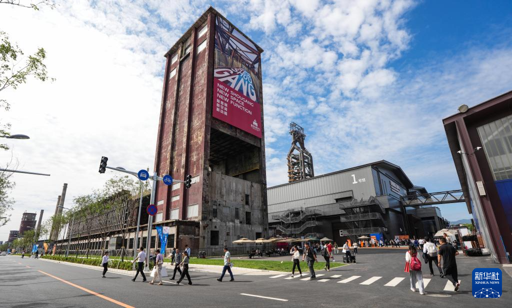 北京市首鋼園，工業(yè)遺存風(fēng)貌和現(xiàn)代會(huì)展有機(jī)融合，展現(xiàn)出獨(dú)特的魅力。新華社記者 陳曄華攝