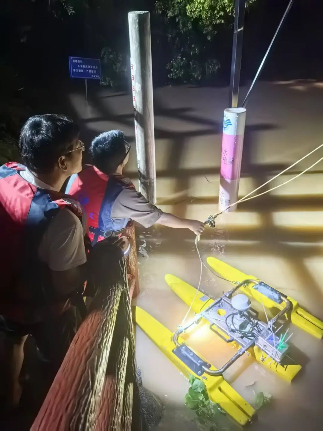 廣東省水文局肇慶水文分局派出應(yīng)急監(jiān)測小組到南豐水文站搶測洪水。受訪者供圖