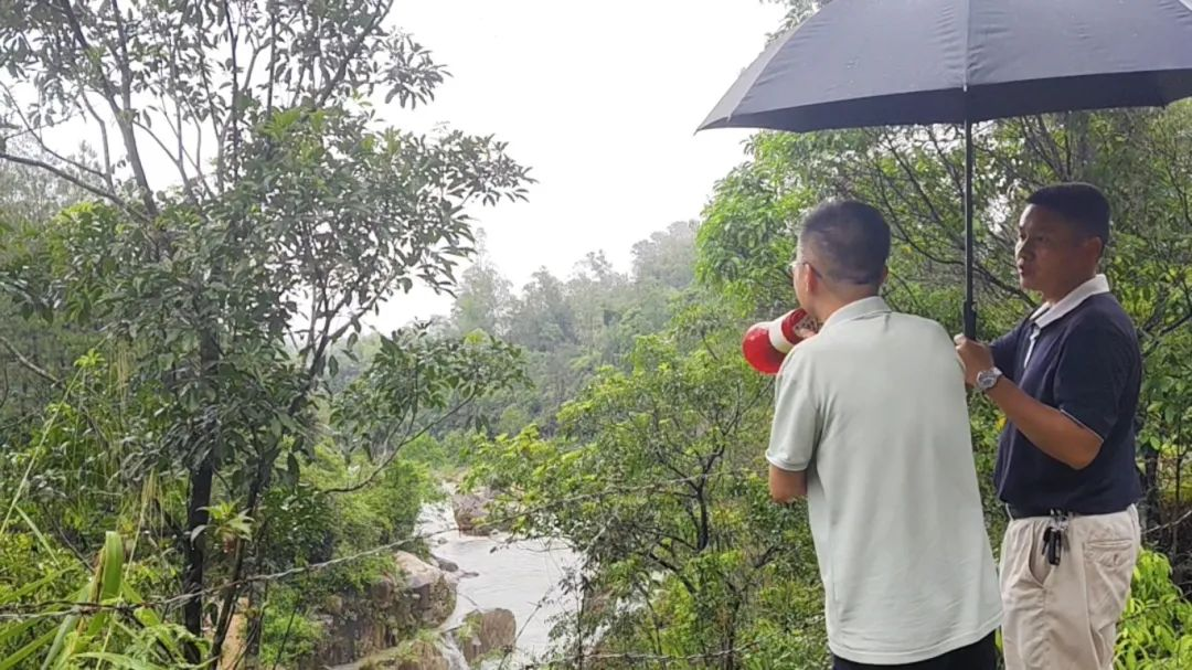 6月16日12時(shí)，陽江市仙家洞水庫管護(hù)中心啟動(dòng)“叫應(yīng)機(jī)制”拉警報(bào)準(zhǔn)備泄洪。受訪者供圖