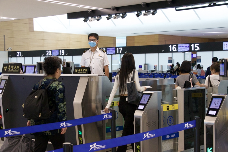 成都海關所屬機場海關關員引導進出境旅客通關。成都海關供圖