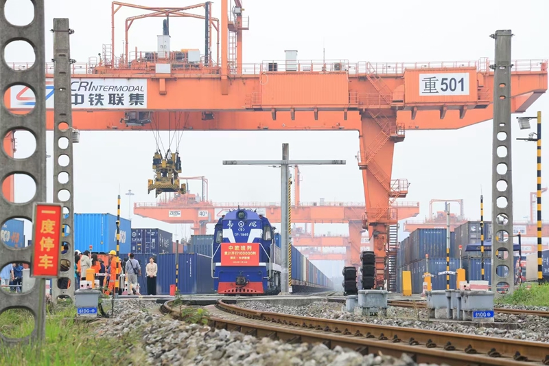 中歐班列從重慶鐵路集裝箱中心站緩緩駛出。重慶海關供圖