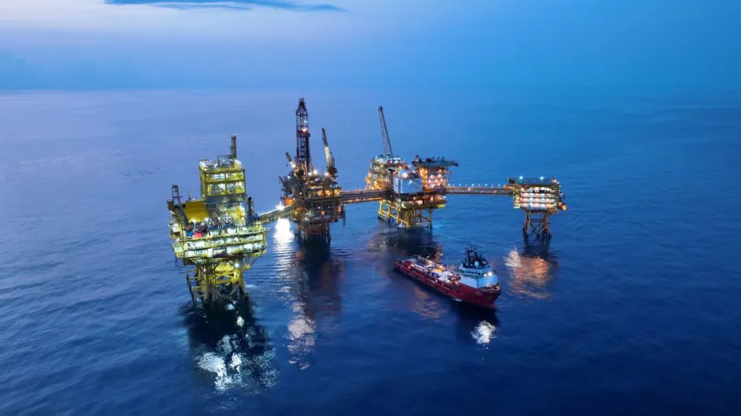 “四星連珠”海上天然氣處理集群在夜間持續(xù)開(kāi)展船舶靠泊作業(yè)。唐俊冰攝