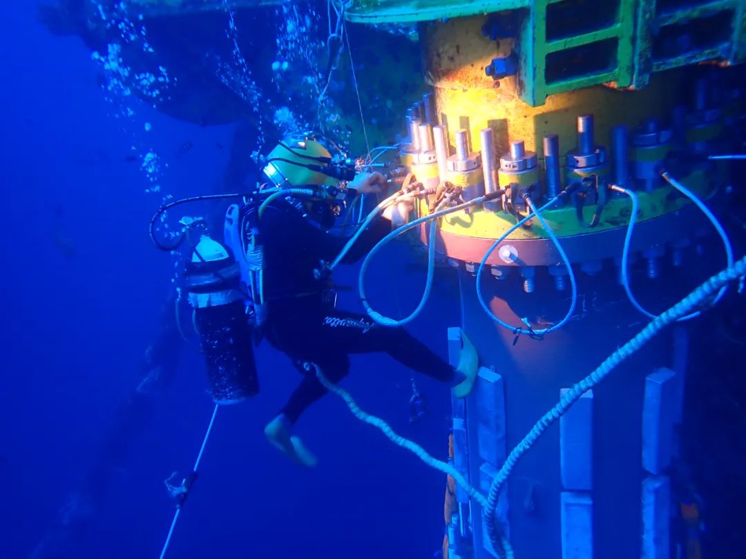 “深海一號(hào)”大氣田二期工程全面投產(chǎn)前，“蛙人”對(duì)平臺(tái)水下結(jié)構(gòu)進(jìn)行檢查。汪洋攝