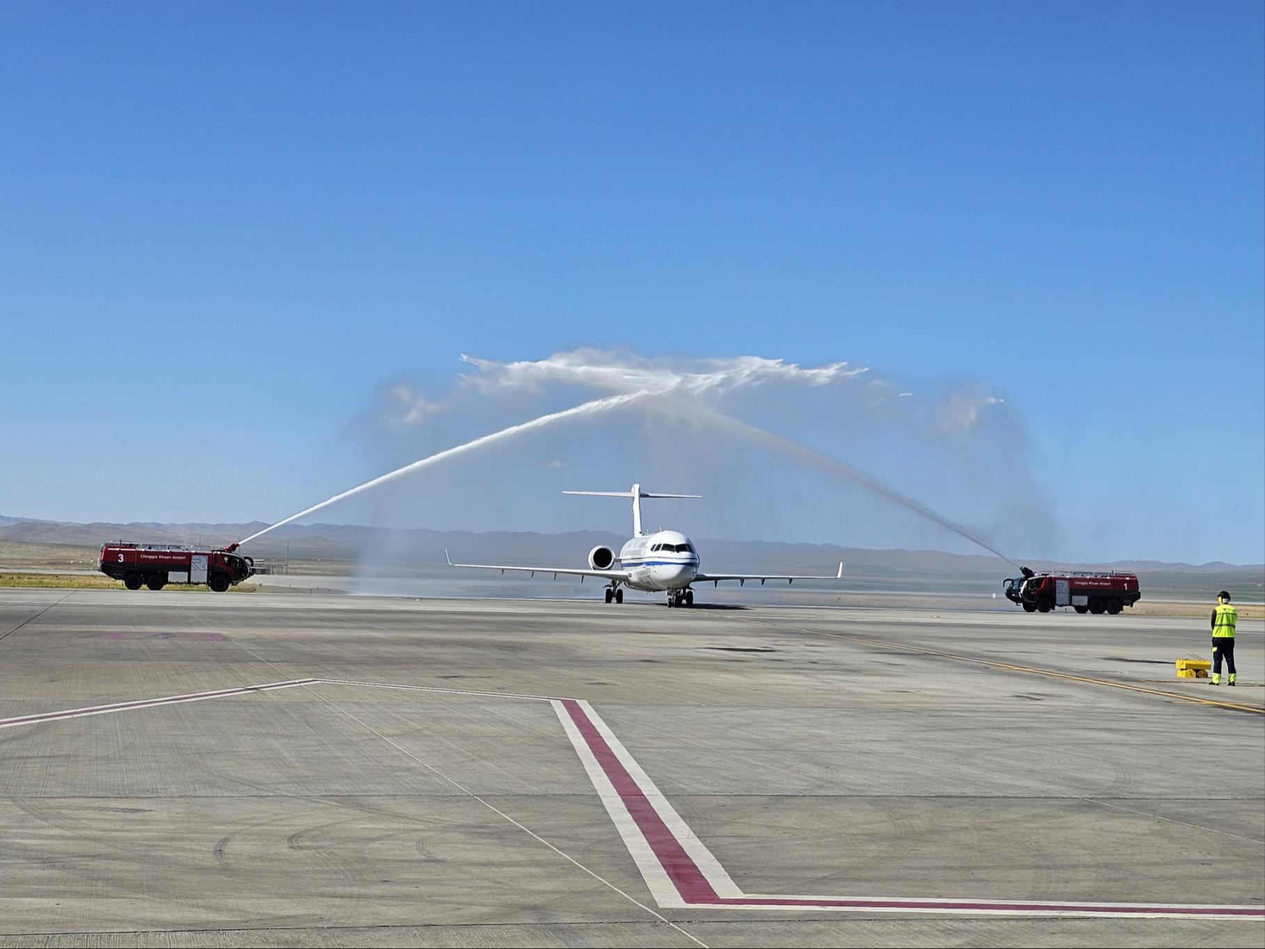 CA757航班落地烏蘭巴托后，接受民航界最高禮遇“水門儀式”迎接。受訪方供圖