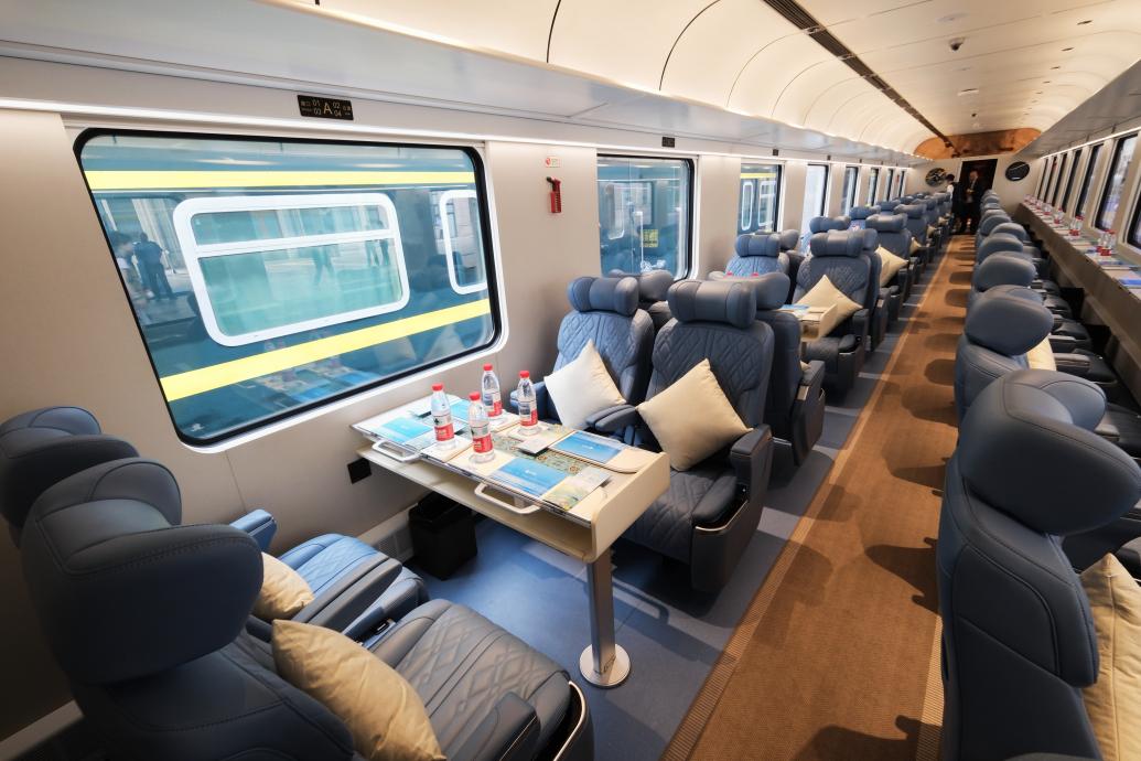 列車車廂內(nèi)部升級為“移動觀景客廳”。受訪方供圖