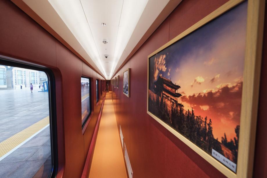 車廂內(nèi)部分區(qū)域內(nèi)的繪畫作品展示。受訪方供圖