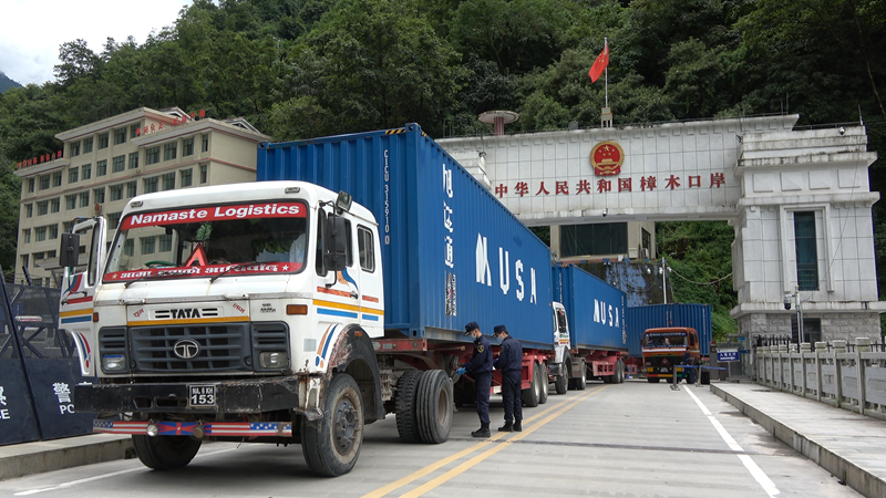 拉薩海關(guān)關(guān)員對入境貨車進(jìn)行查驗(yàn)。趙方逍攝