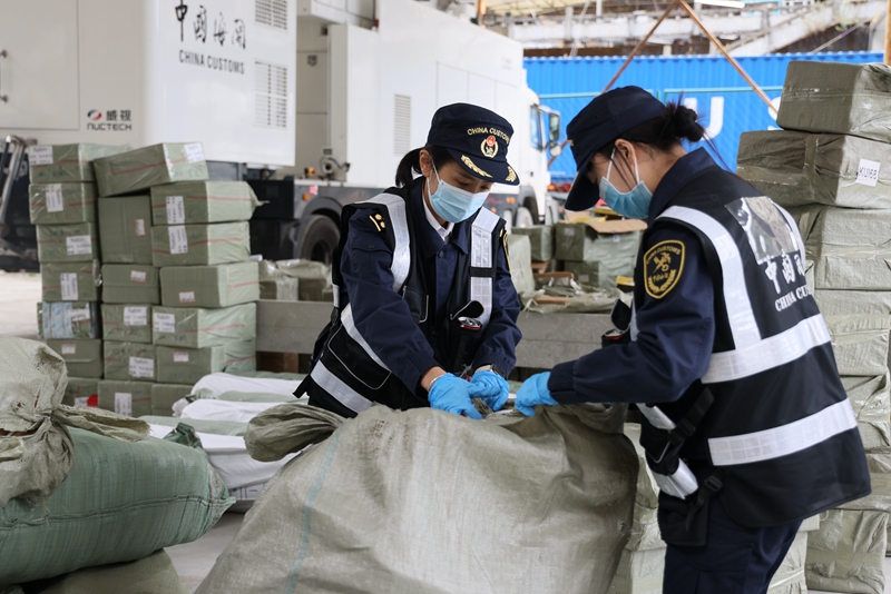 拉薩海關(guān)關(guān)員對出口貨物進(jìn)行查驗(yàn)。趙方逍攝