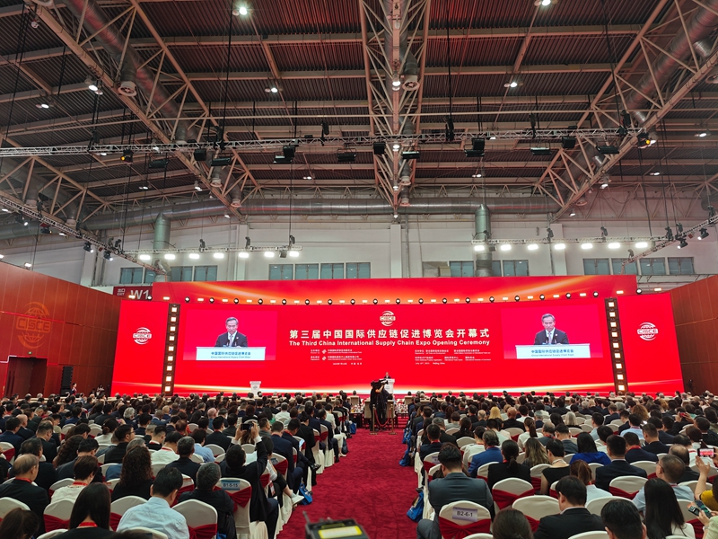 第三屆中國(guó)國(guó)際供應(yīng)鏈促進(jìn)博覽會(huì)開(kāi)幕式現(xiàn)場(chǎng)。人民網(wǎng)記者 王天樂(lè)攝