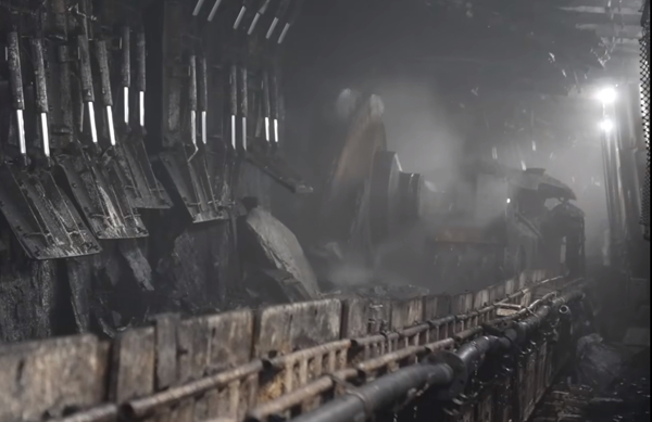 上灣煤礦百米礦井下采煤機(jī)飛速運(yùn)轉(zhuǎn)。受訪者供圖