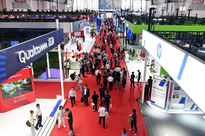 7月17日，數(shù)字科技鏈展區(qū)人頭攢動(dòng)。人民網(wǎng)記者 翁奇羽攝