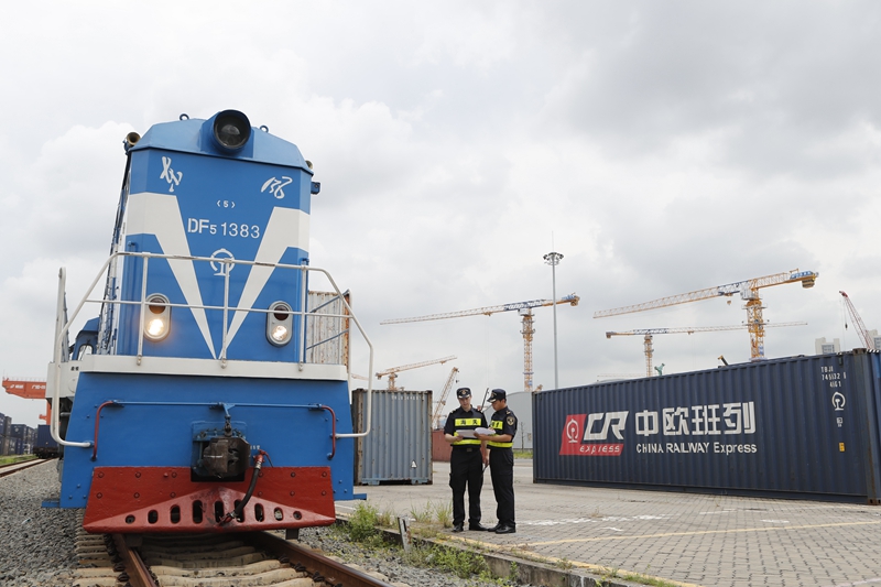 深圳海關關員在深圳平湖南國家物流樞紐對中歐班列（深圳）開展開行前查驗工作。李硯偉攝