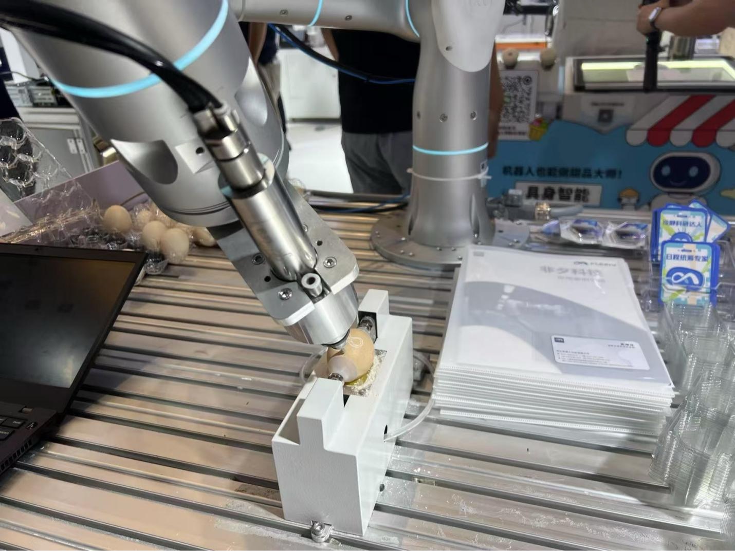 正在生雞蛋殼上“雕花”的機械臂。人民網(wǎng) 呂騫攝