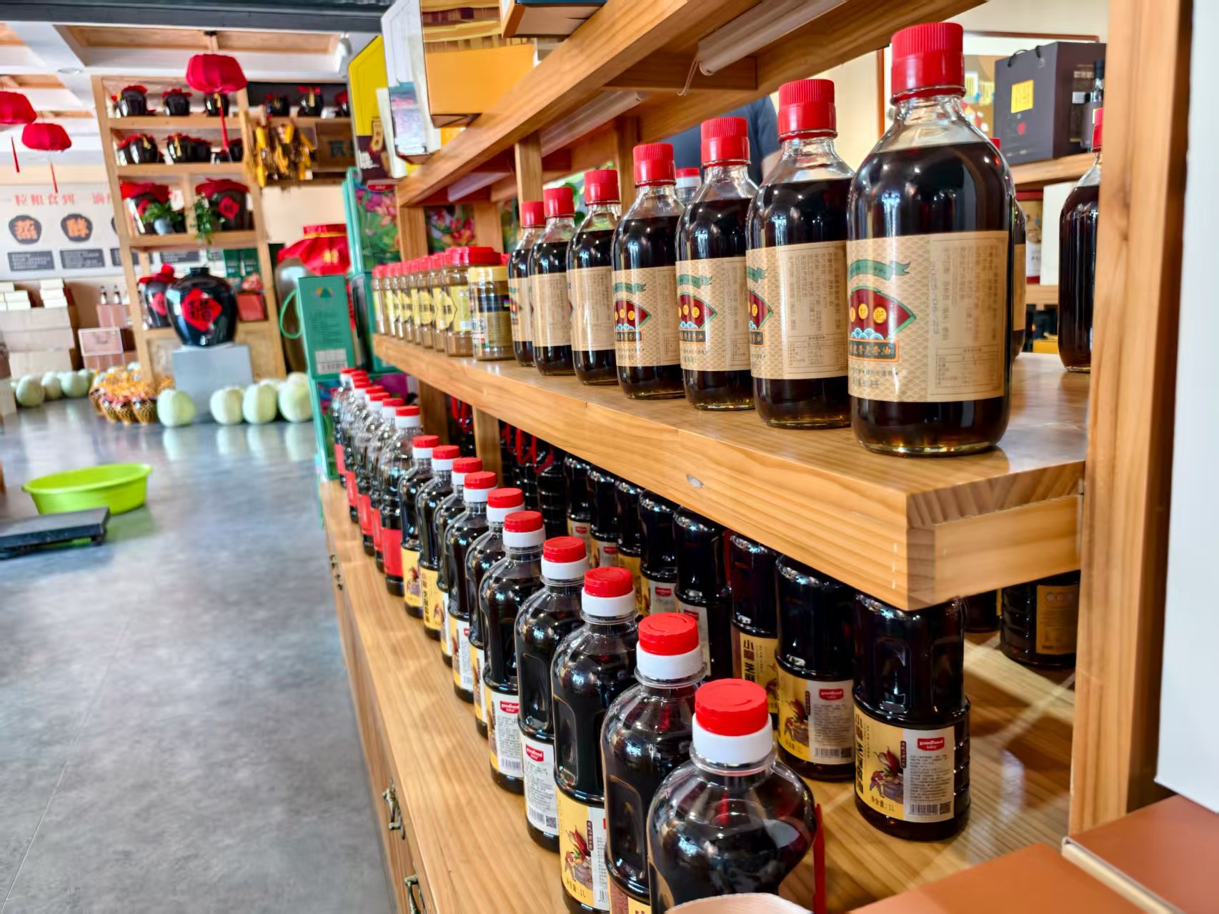 在司欽學(xué)經(jīng)營的線下展示店，擺滿了當(dāng)?shù)厣a(chǎn)的農(nóng)副產(chǎn)品。人民網(wǎng)記者 李棟攝