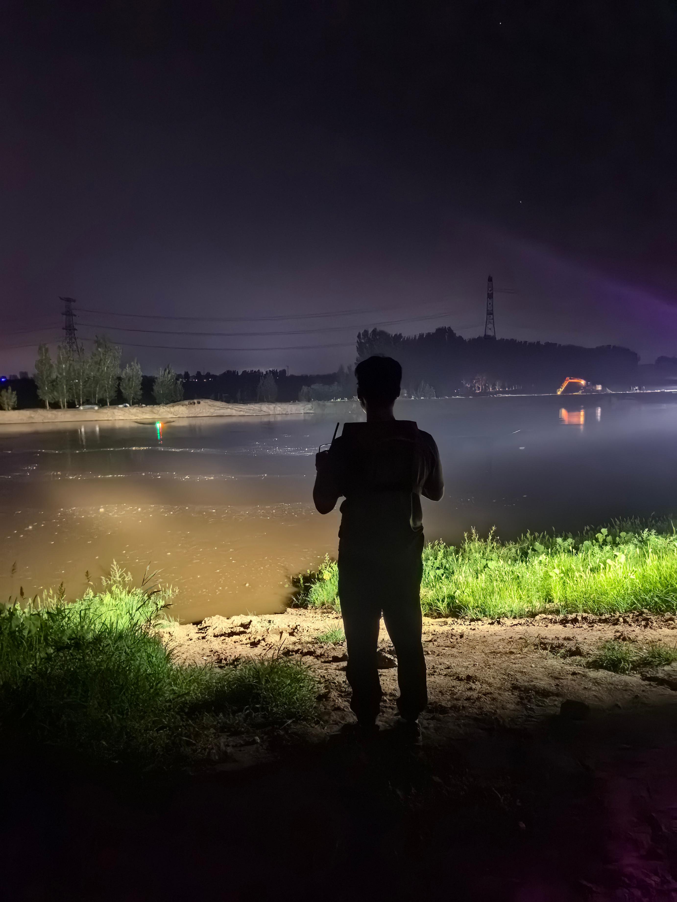 水文應(yīng)急檢測隊員在夜間開展監(jiān)測工作。受訪者供圖