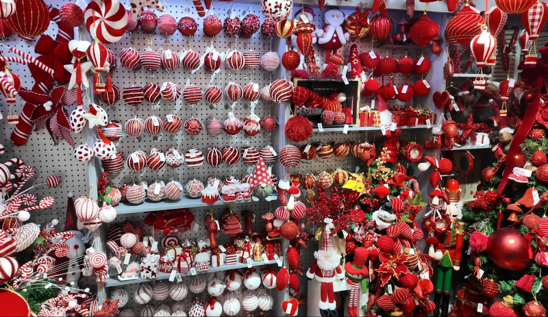 王曉麗店中的圣誕飾品琳瑯滿目。人民網(wǎng) 方經(jīng)綸攝