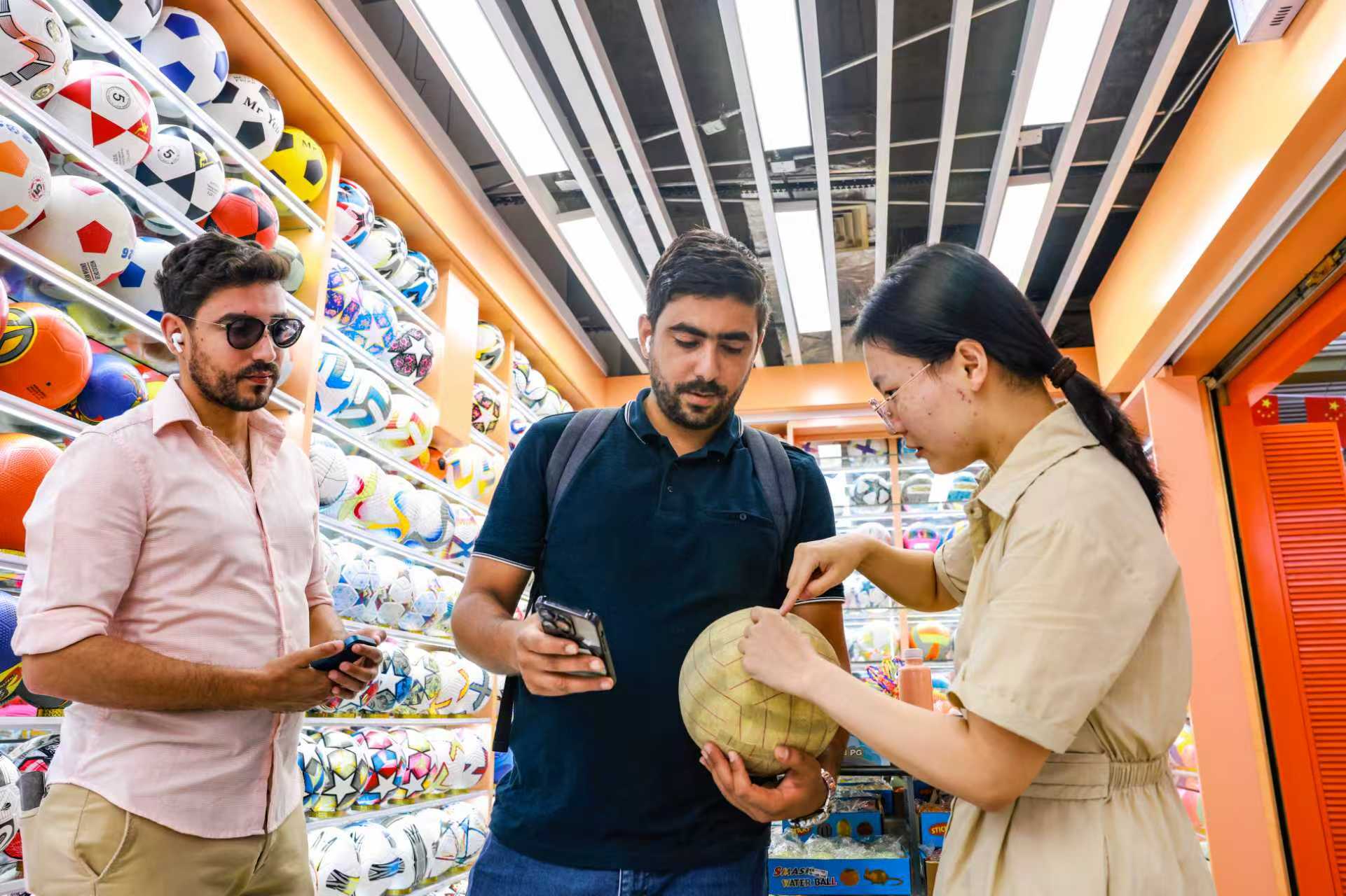 在義烏商貿(mào)城咨詢(xún)的外國(guó)客商。義烏市融媒體中心供圖