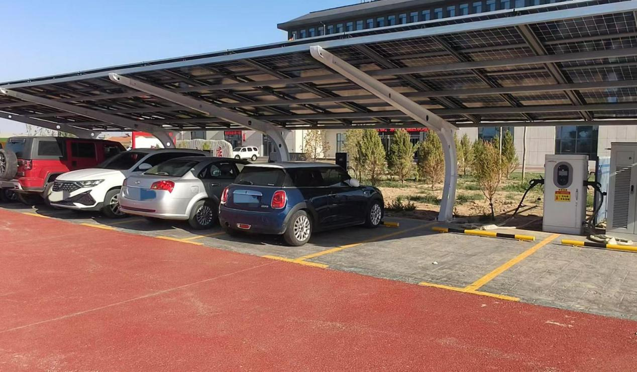 格更召嘎查的鄉(xiāng)村智慧光儲充一體化車棚。受訪者供圖