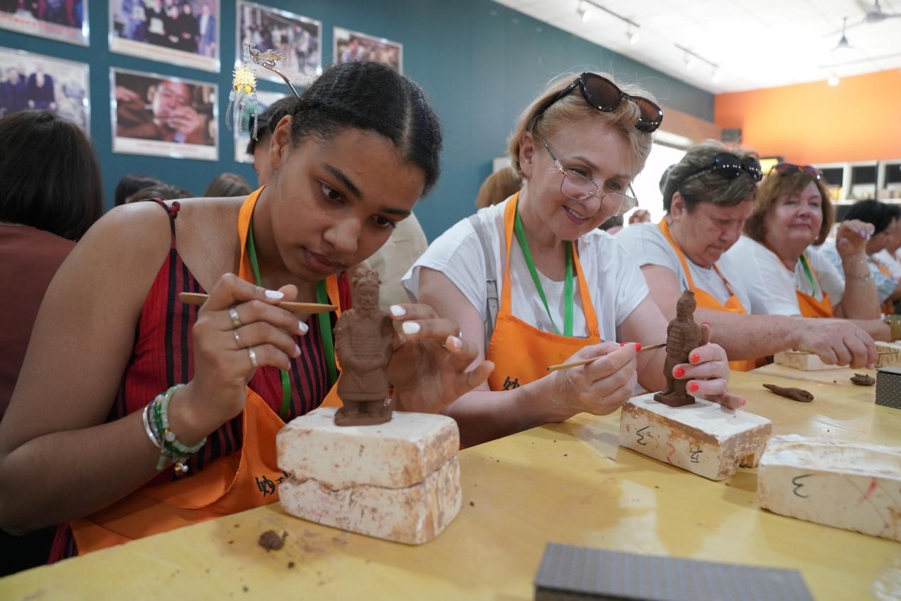 7月22日，外國游客體驗(yàn)陶俑制作。王三合攝