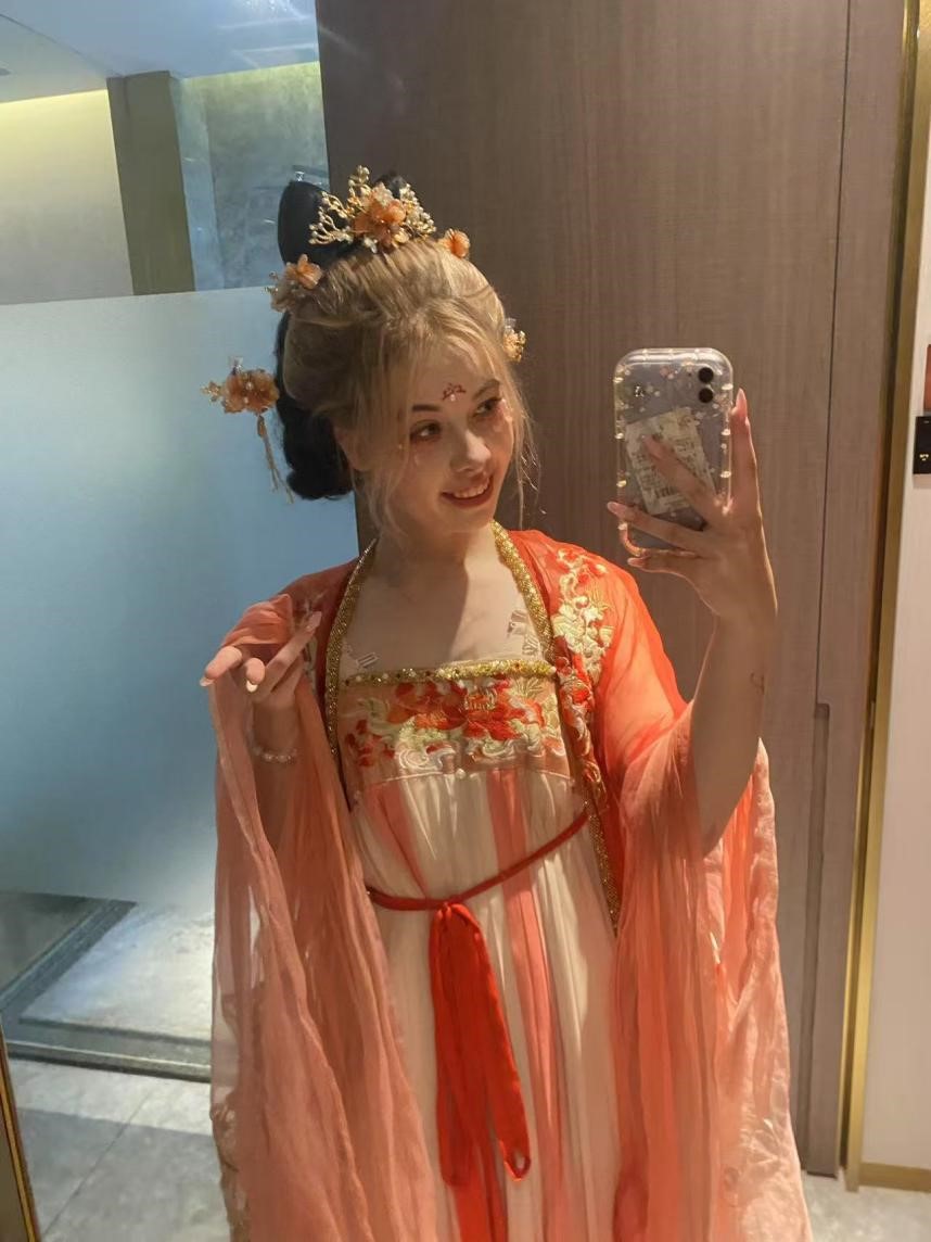 外國游客身著漢服自拍照。受訪者供圖