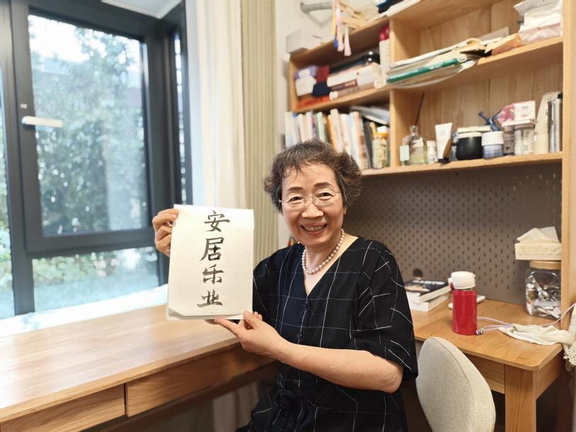 喬遷新居后，靳阿姨喜歡上了書法。人民網(wǎng)記者 夏曉倫攝
