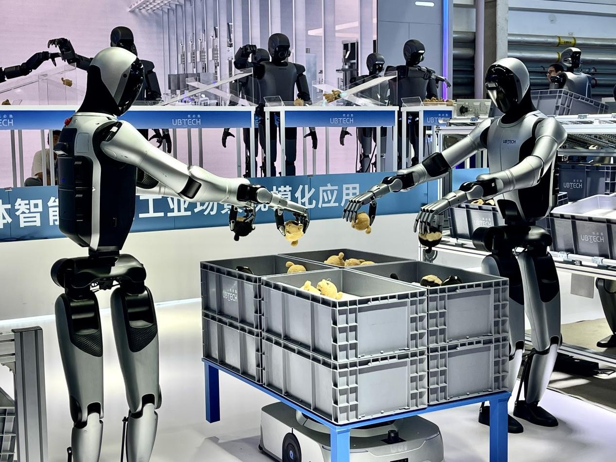 大會(huì)現(xiàn)場(chǎng)，人形機(jī)器人順利完成起蹲、轉(zhuǎn)腰等高難度分揀工作。人民網(wǎng)記者 栗翹楚攝