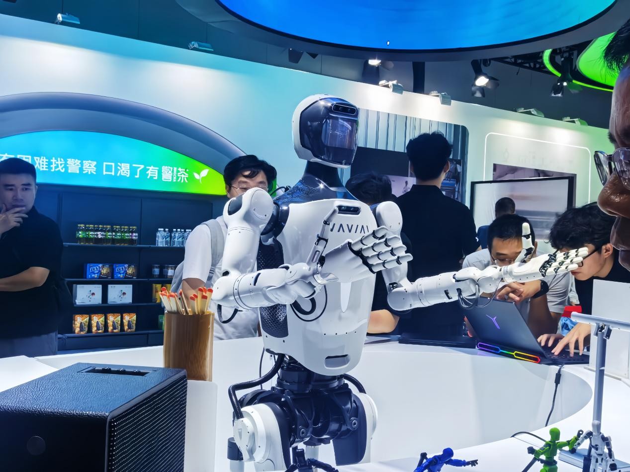 人形機器人與參展觀眾互動演示。顧若菲攝