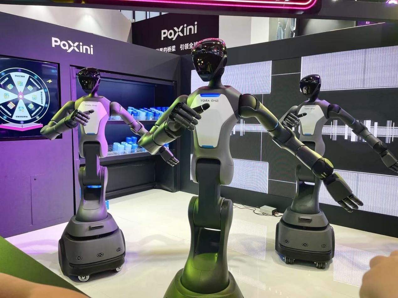 人形機器人在大會現(xiàn)場跳舞演出。人民網(wǎng)記者 任妍攝