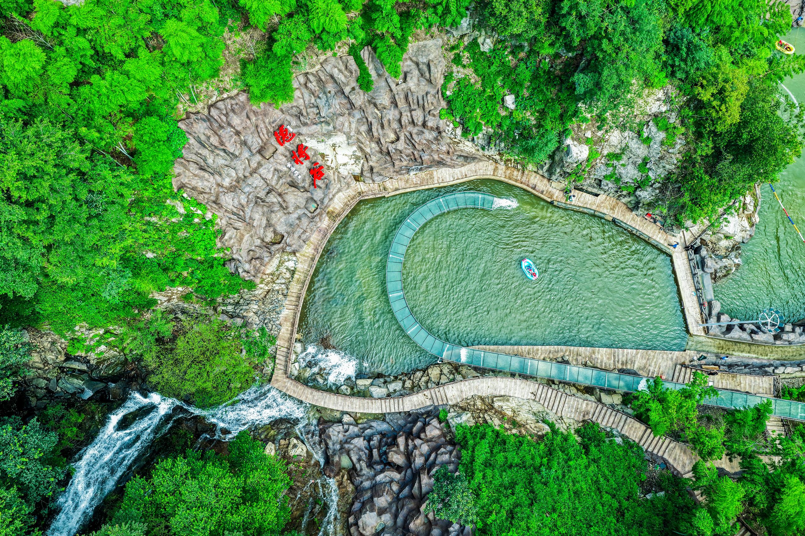 安吉縣梅溪鎮(zhèn)銅山村隱將谷瀑布漂流。受訪者供圖