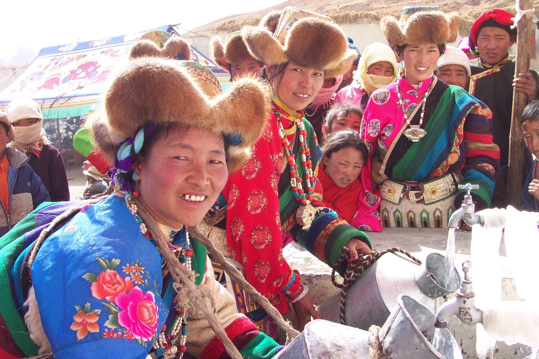 農(nóng)牧民在集中取水點(diǎn)接取干凈衛(wèi)生的自來水。水利部供圖