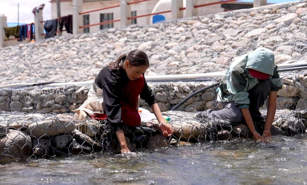 阿里地區(qū)中曲沿河人民群眾親水嬉戲。水利部供圖