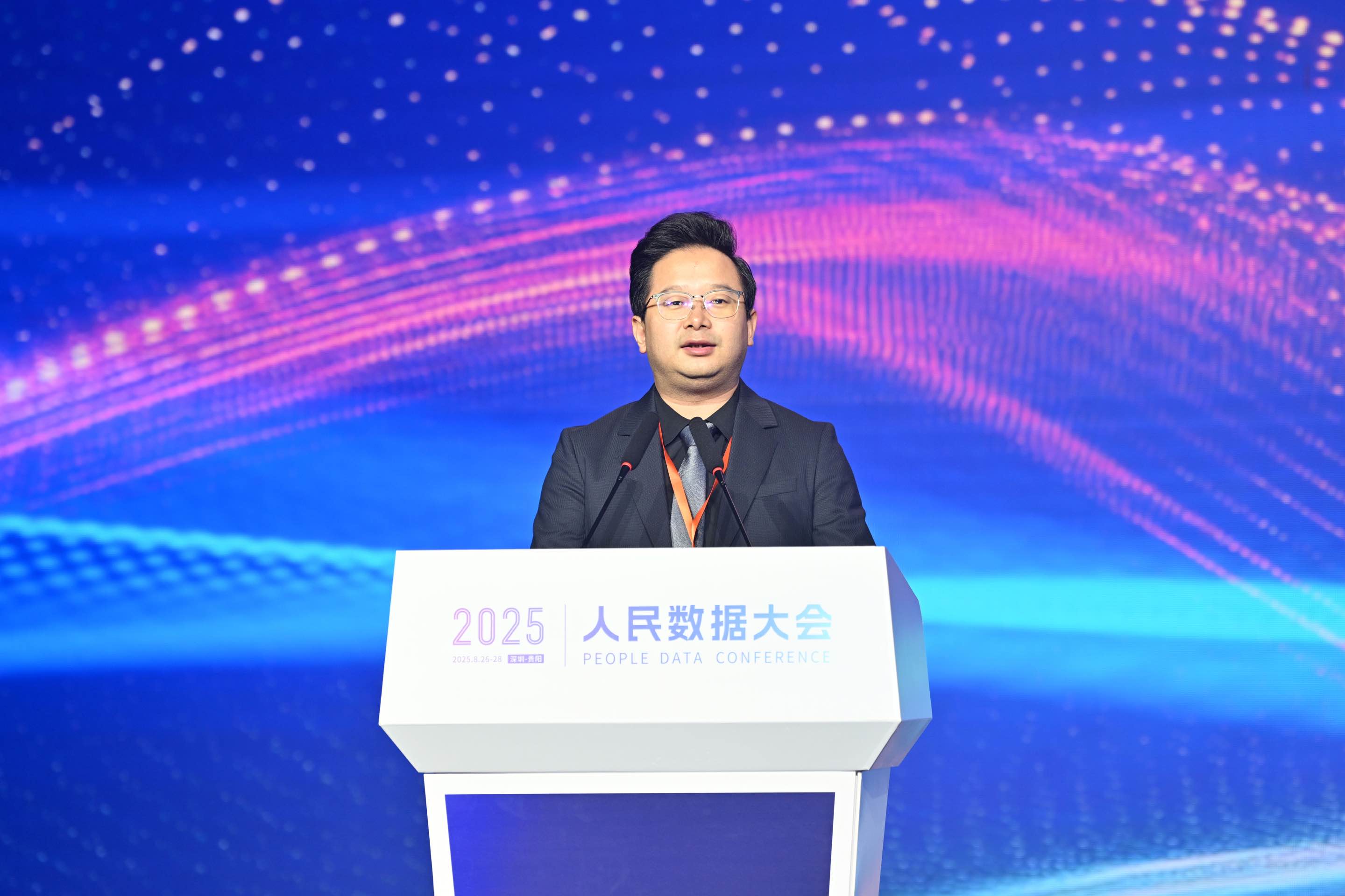 華夏數(shù)儲數(shù)字經(jīng)濟技術有限公司董事長張紫星在“2025人民數(shù)據(jù)大會”發(fā)表主旨演講。人民網(wǎng)記者 翁奇羽攝