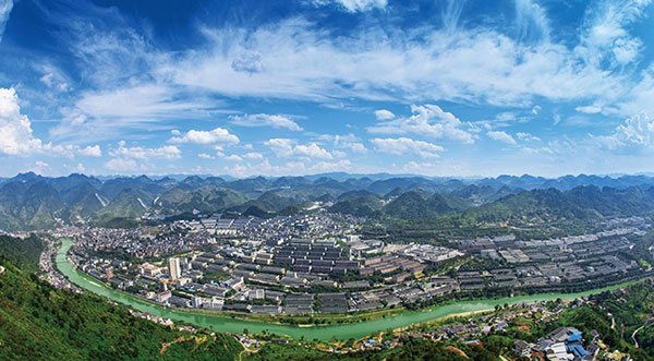 赤水河畔的綠色發(fā)展景象。茅臺集團供圖