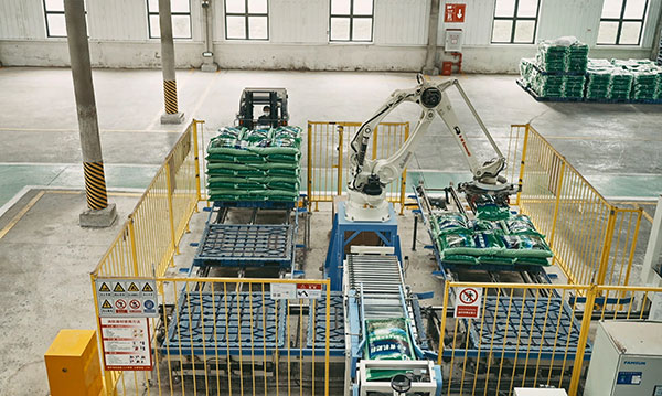 茅臺生態(tài)循環(huán)經(jīng)濟產(chǎn)業(yè)示范園有機肥生產(chǎn)線。人民網(wǎng)記者 李彤?dāng)z