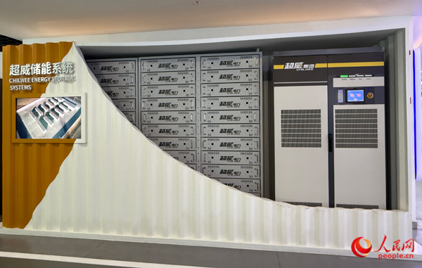 鈉鹽電池在60攝氏度高溫環(huán)境下接受測(cè)試。人民網(wǎng)記者 杜燕飛攝