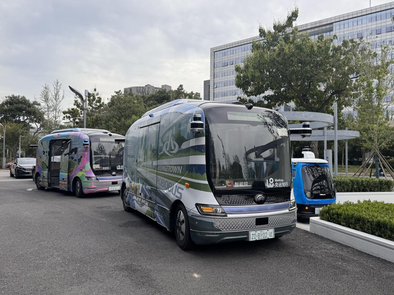 行駛中的智能網(wǎng)聯(lián)巴士。陳歡攝