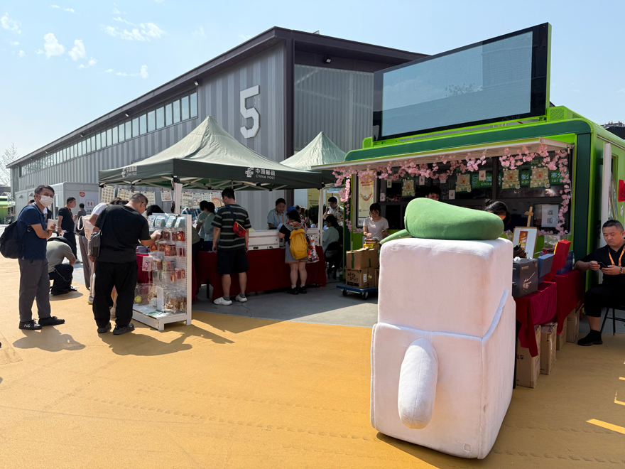 觀眾用數字人民幣購買文創(chuàng)產品。人民網記者 杜燕飛攝