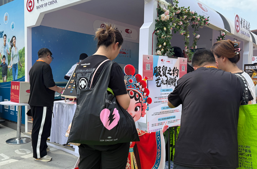 觀眾用數(shù)字人民幣購買文創(chuàng)產(chǎn)品。人民網(wǎng)記者 杜燕飛攝