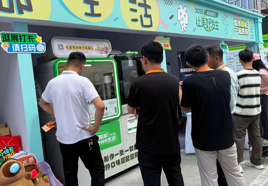 觀眾體驗(yàn)煎餅果子炒菜機(jī)器人。人民網(wǎng)記者 杜燕飛攝